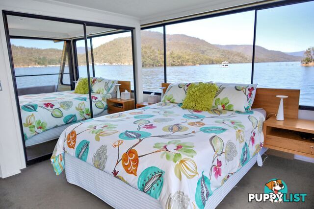 PowerPlay Houseboat Holiday Home on Lake Eildon