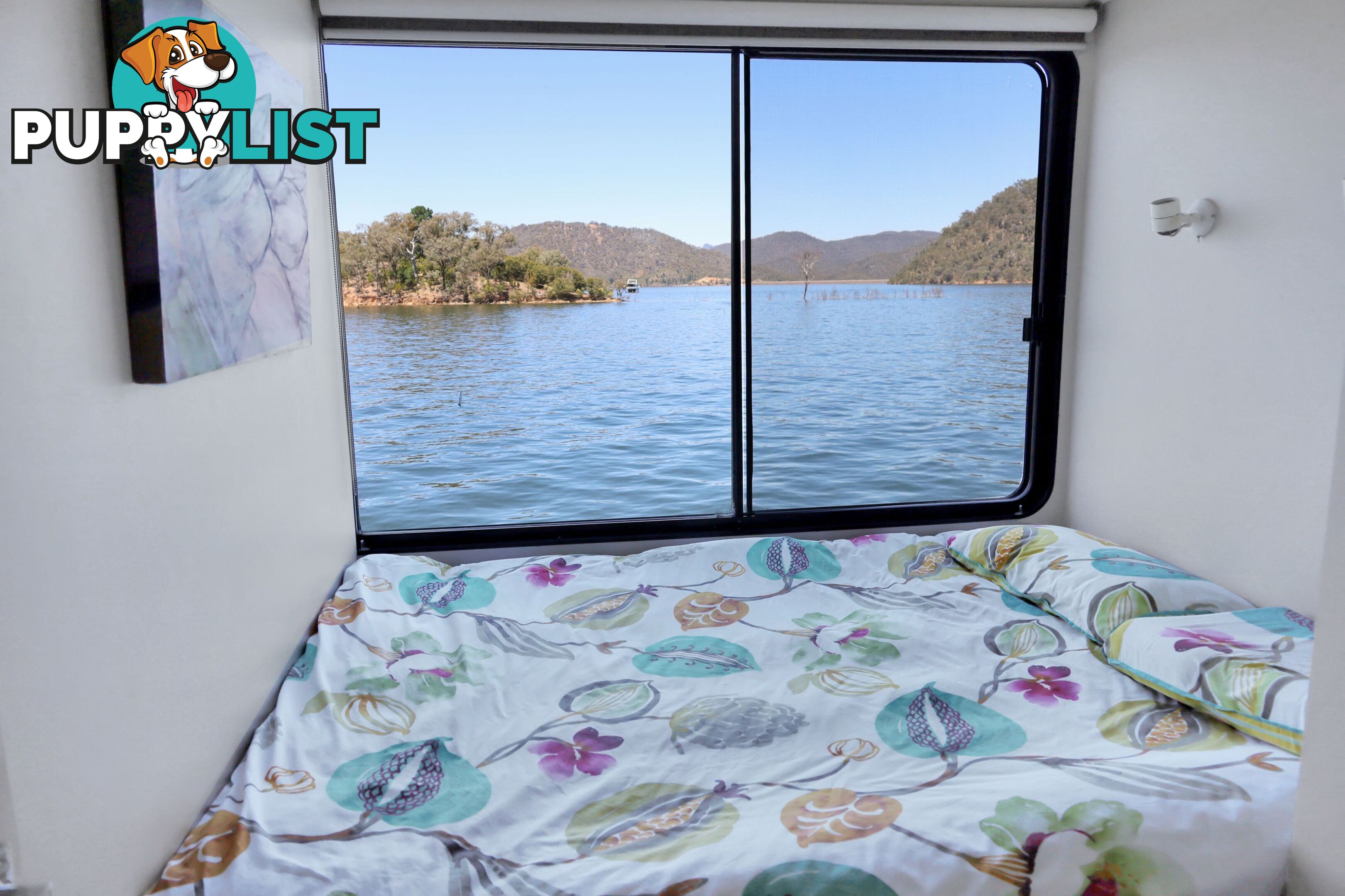 PowerPlay Houseboat Holiday Home on Lake Eildon