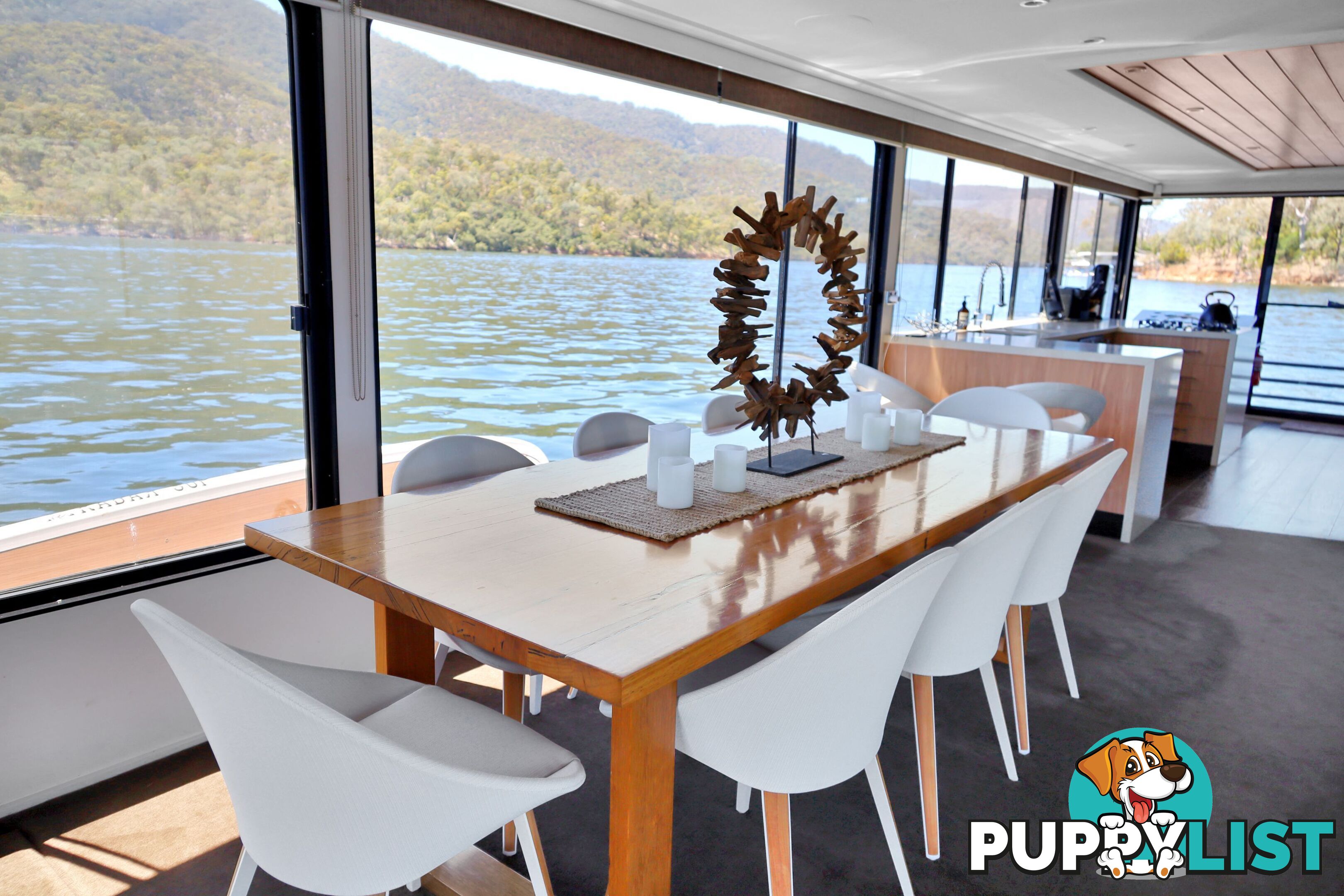 PowerPlay Houseboat Holiday Home on Lake Eildon