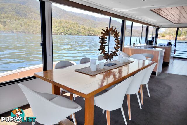 PowerPlay Houseboat Holiday Home on Lake Eildon