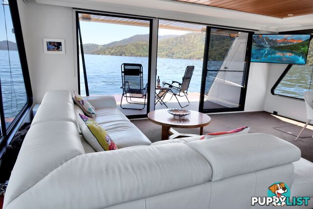 PowerPlay Houseboat Holiday Home on Lake Eildon