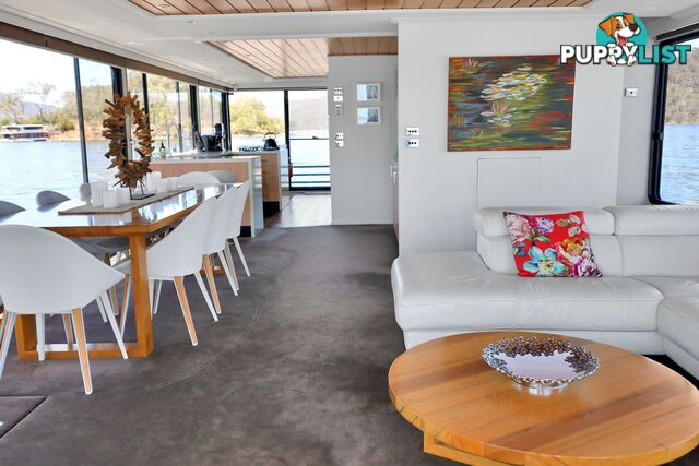 PowerPlay Houseboat Holiday Home on Lake Eildon