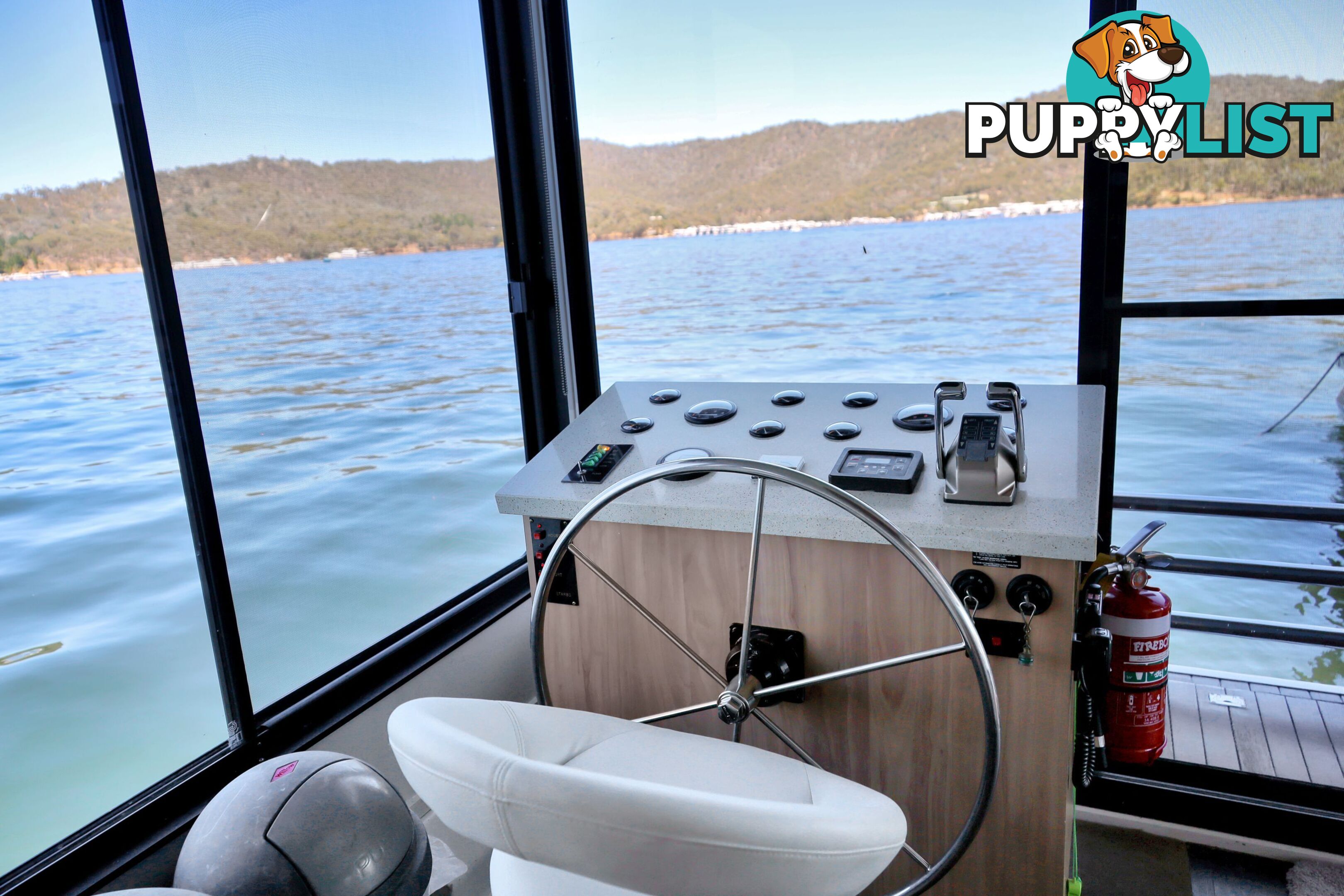 PowerPlay Houseboat Holiday Home on Lake Eildon