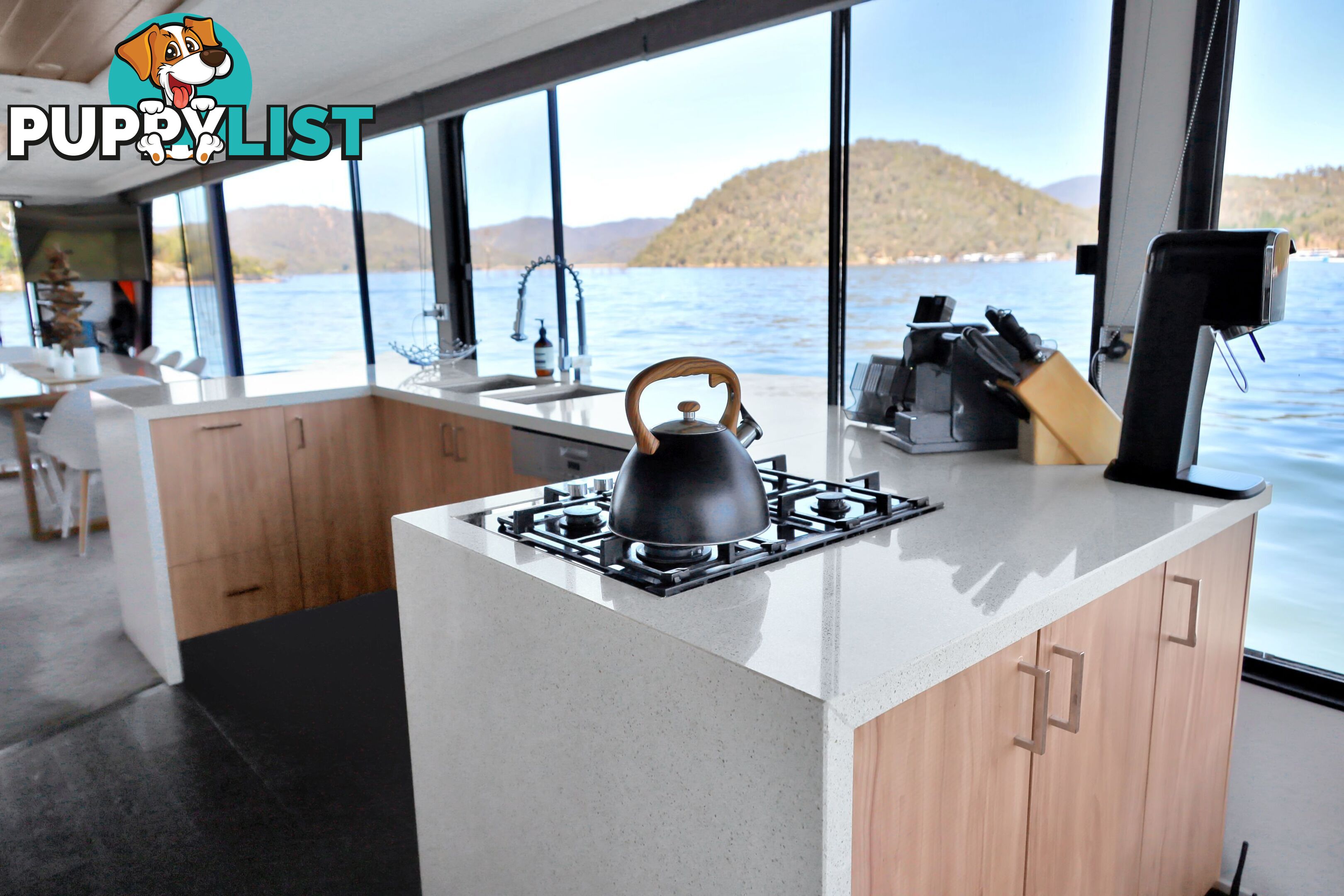 PowerPlay Houseboat Holiday Home on Lake Eildon