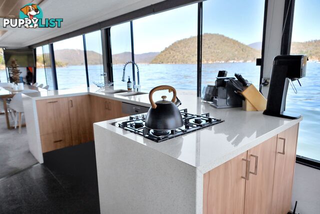 PowerPlay Houseboat Holiday Home on Lake Eildon