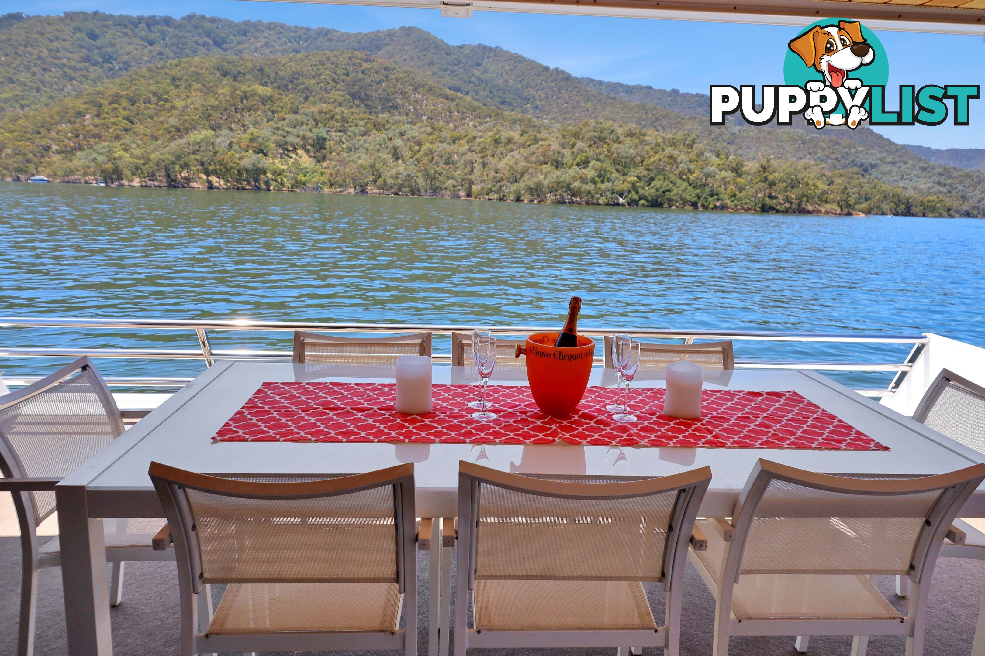 PowerPlay Houseboat Holiday Home on Lake Eildon