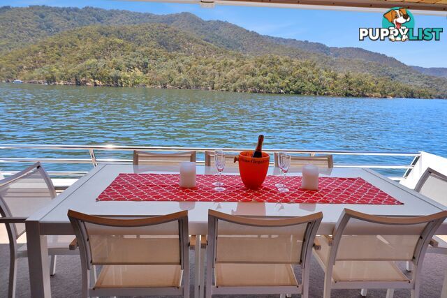 PowerPlay Houseboat Holiday Home on Lake Eildon