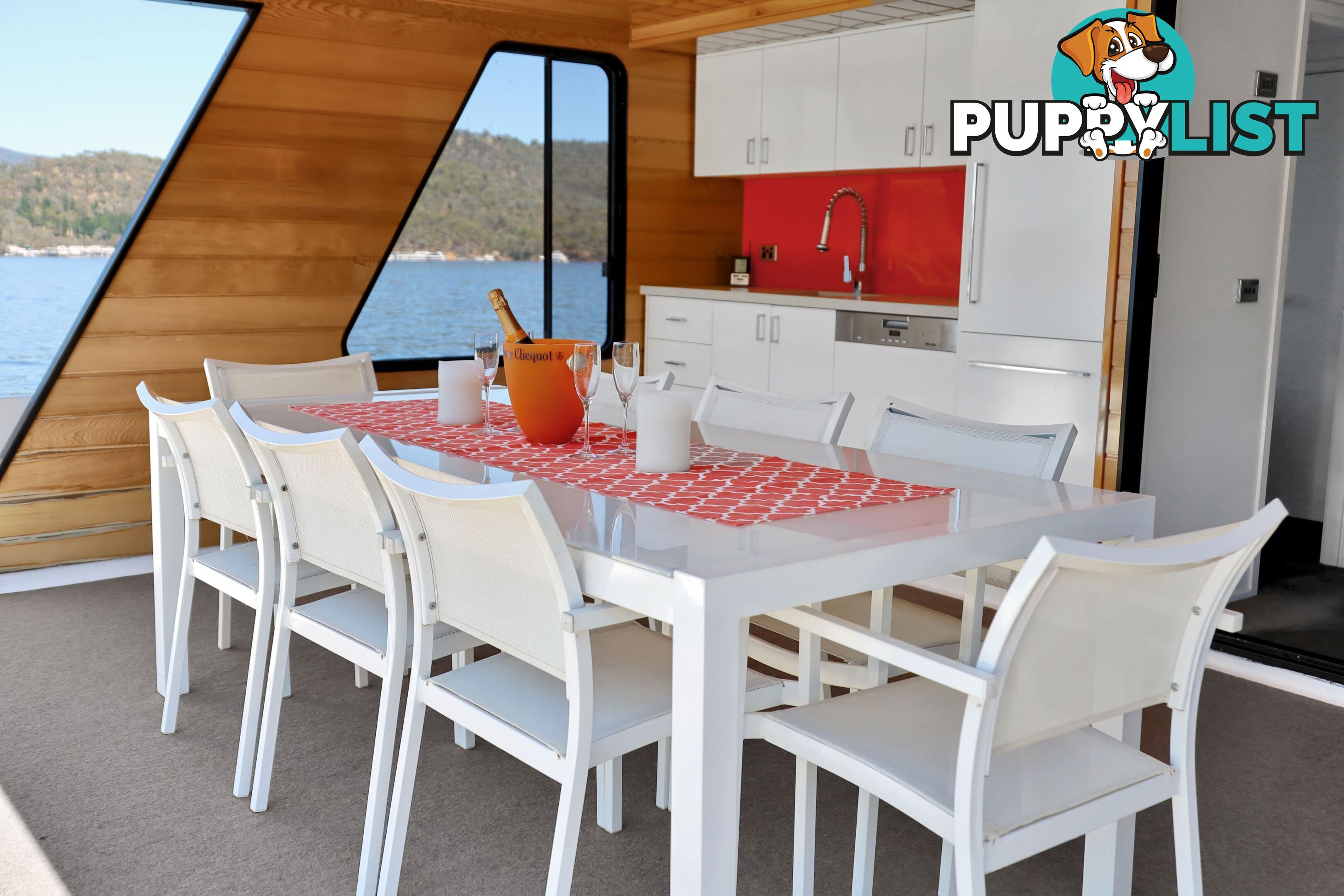 PowerPlay Houseboat Holiday Home on Lake Eildon