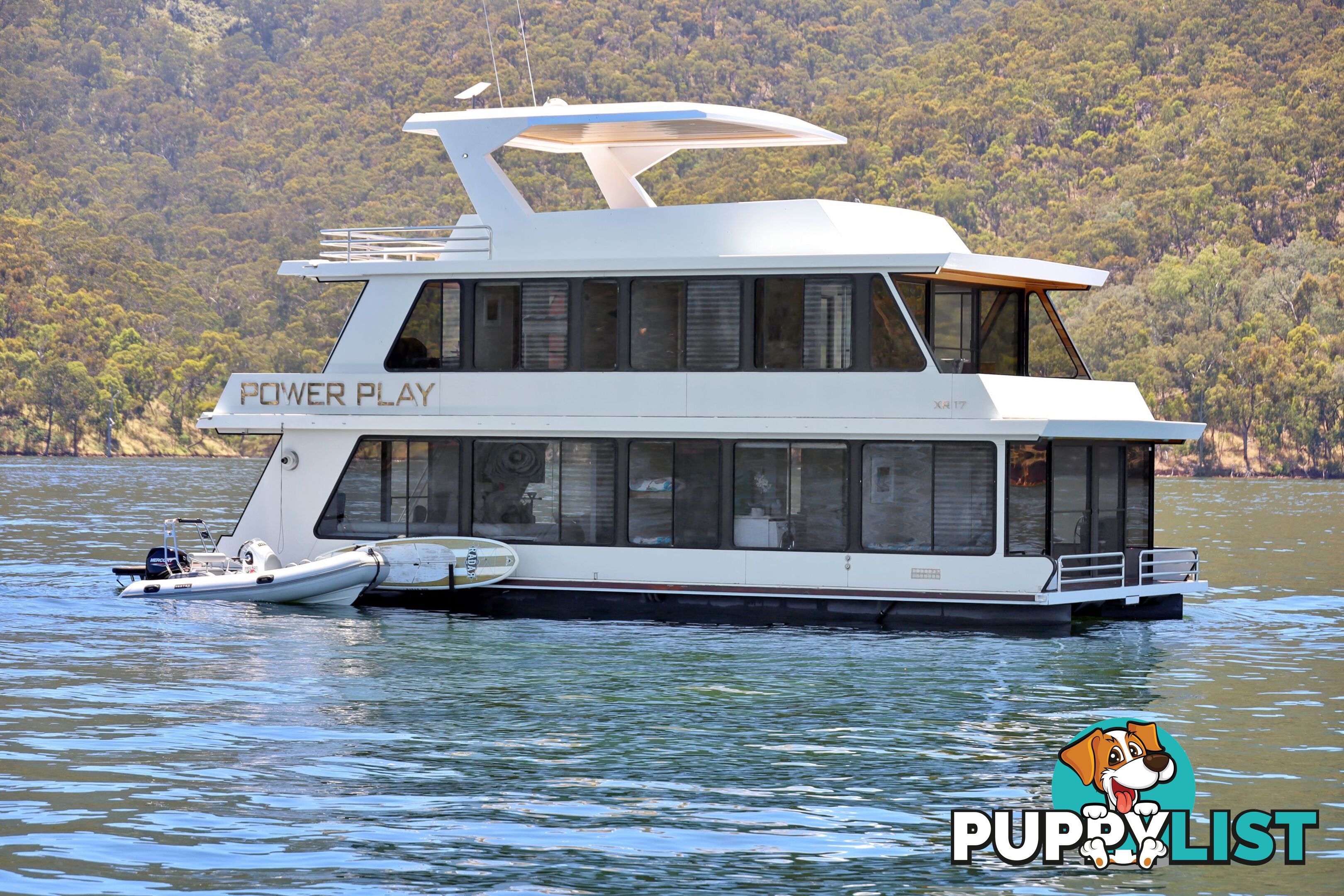 PowerPlay Houseboat Holiday Home on Lake Eildon