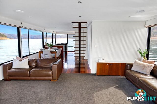 KIK BAK Houseboat Holiday Home on Lake Eildon