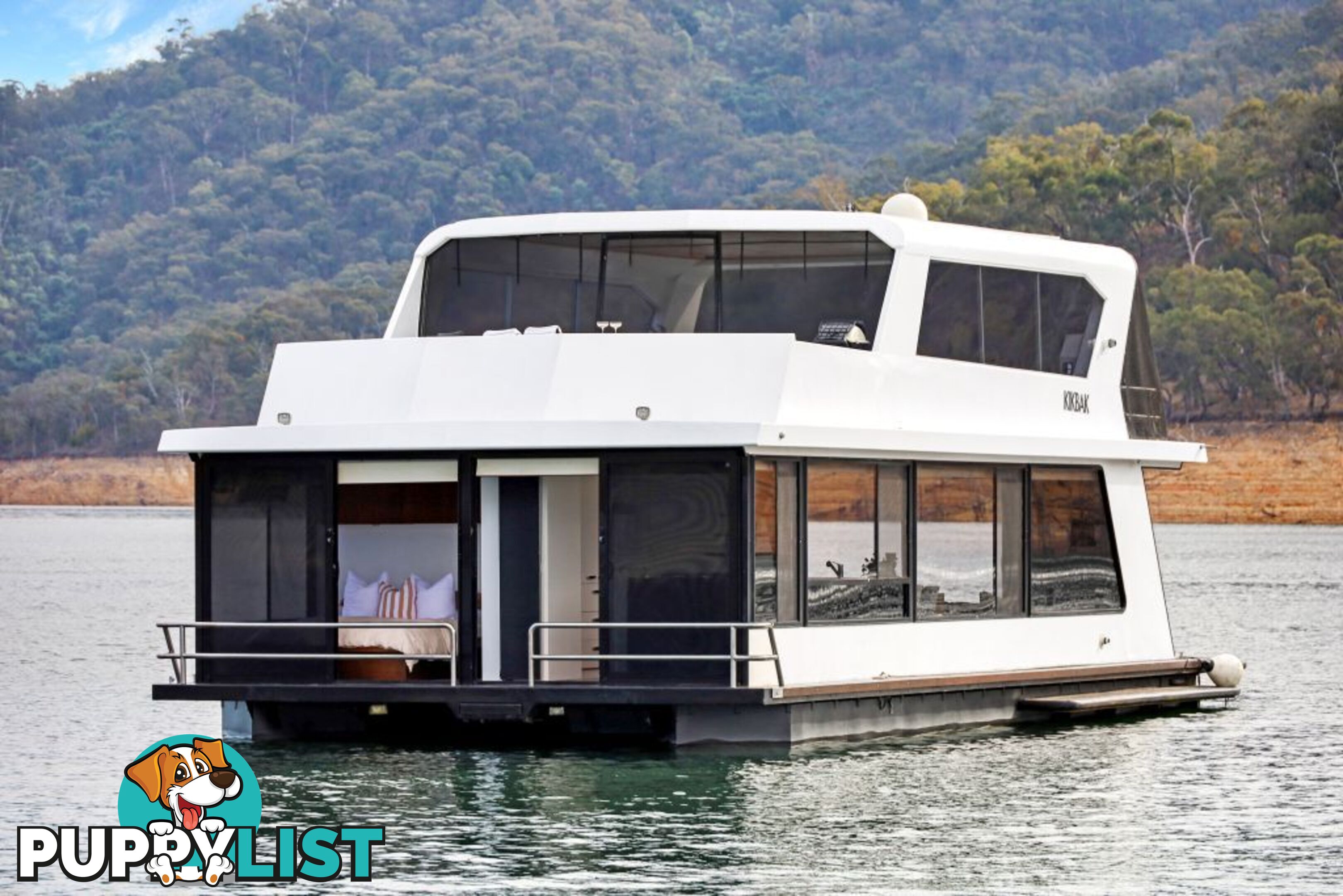 KIK BAK Houseboat Holiday Home on Lake Eildon