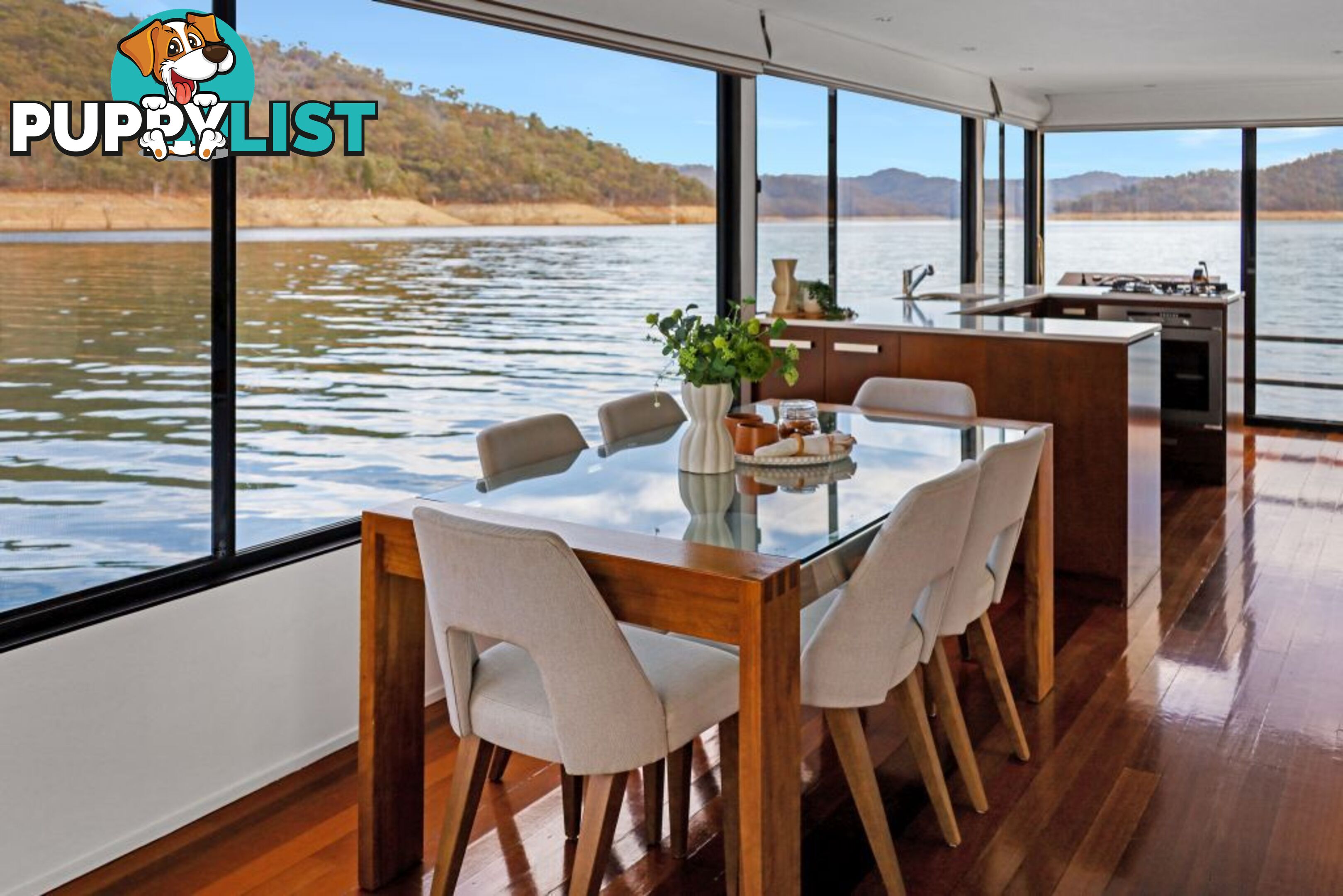 KIK BAK Houseboat Holiday Home on Lake Eildon