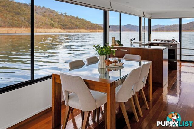 KIK BAK Houseboat Holiday Home on Lake Eildon