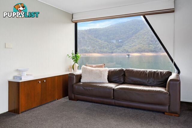 KIK BAK Houseboat Holiday Home on Lake Eildon