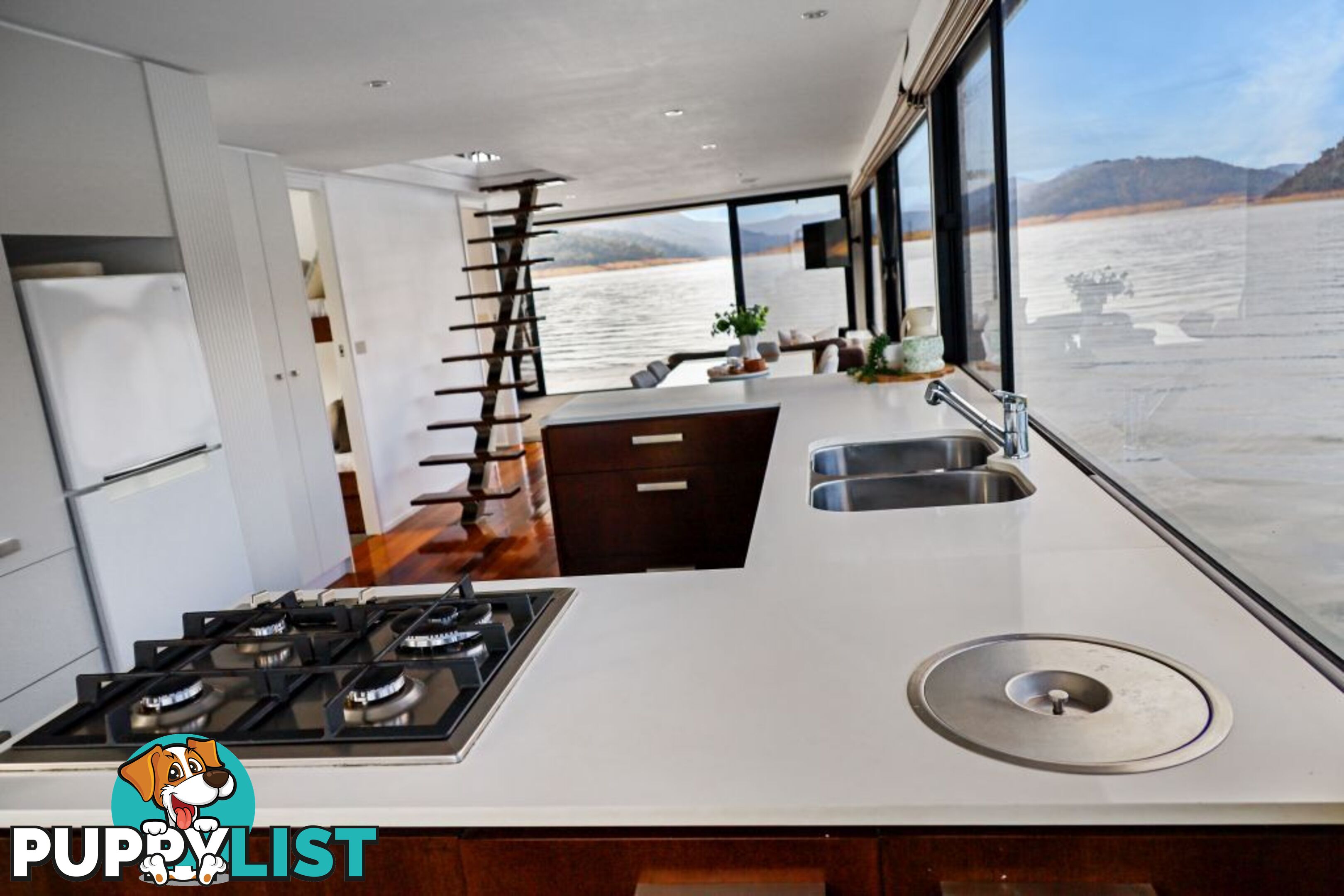 KIK BAK Houseboat Holiday Home on Lake Eildon