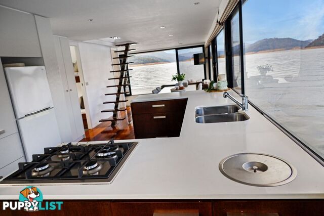 KIK BAK Houseboat Holiday Home on Lake Eildon