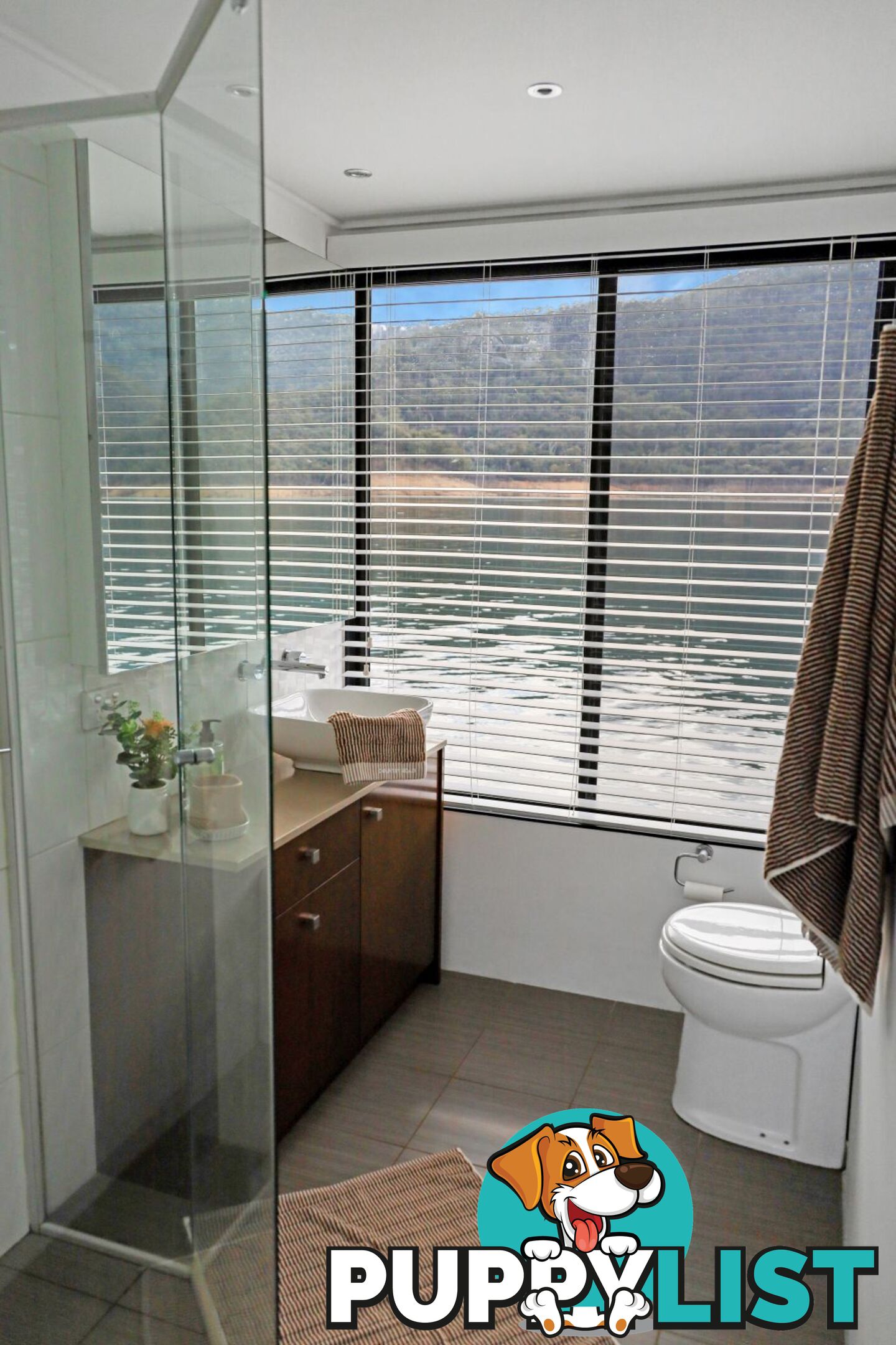 KIK BAK Houseboat Holiday Home on Lake Eildon