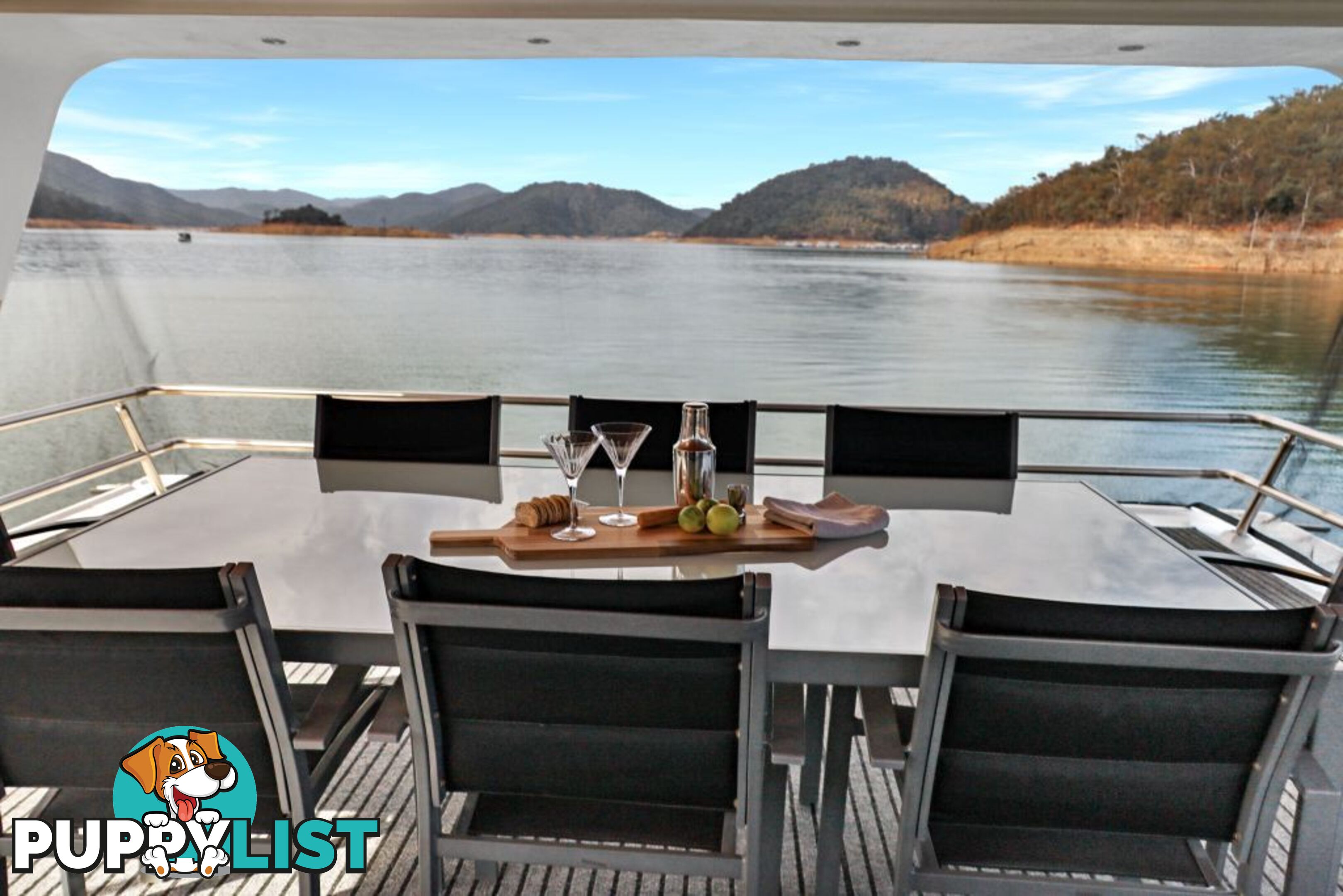 KIK BAK Houseboat Holiday Home on Lake Eildon
