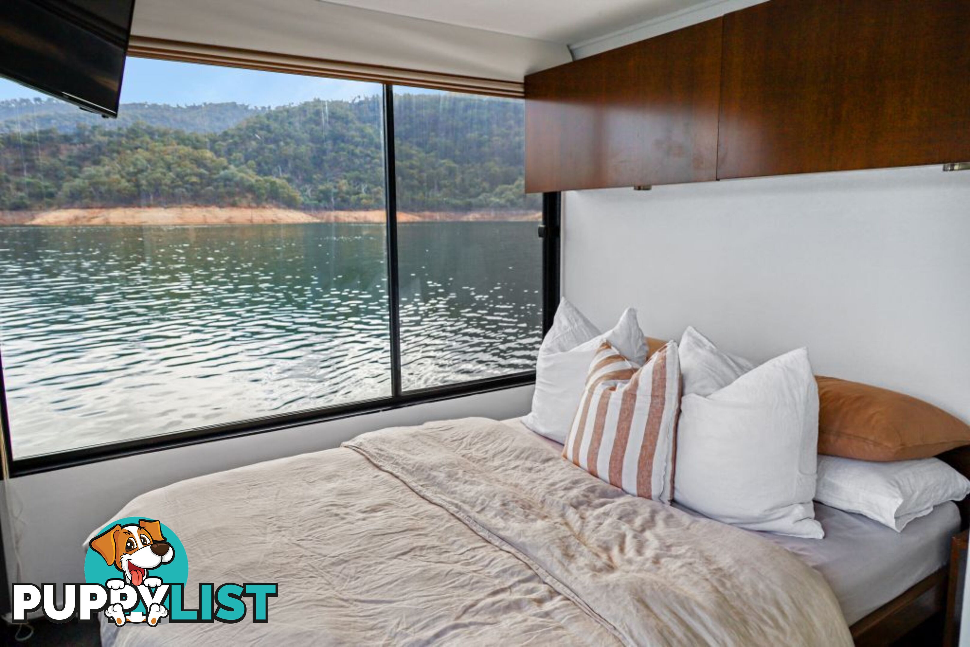 KIK BAK Houseboat Holiday Home on Lake Eildon