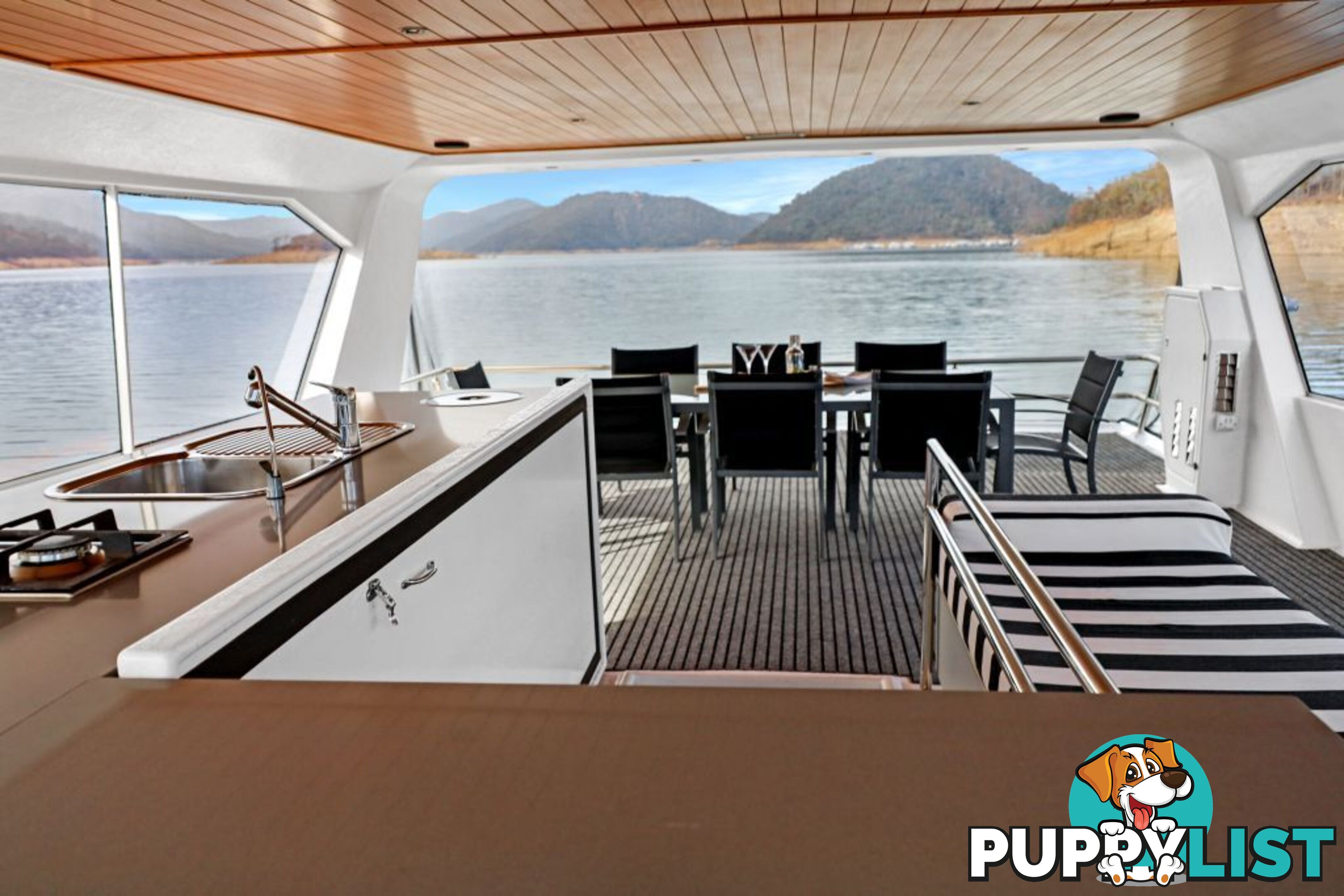 KIK BAK Houseboat Holiday Home on Lake Eildon