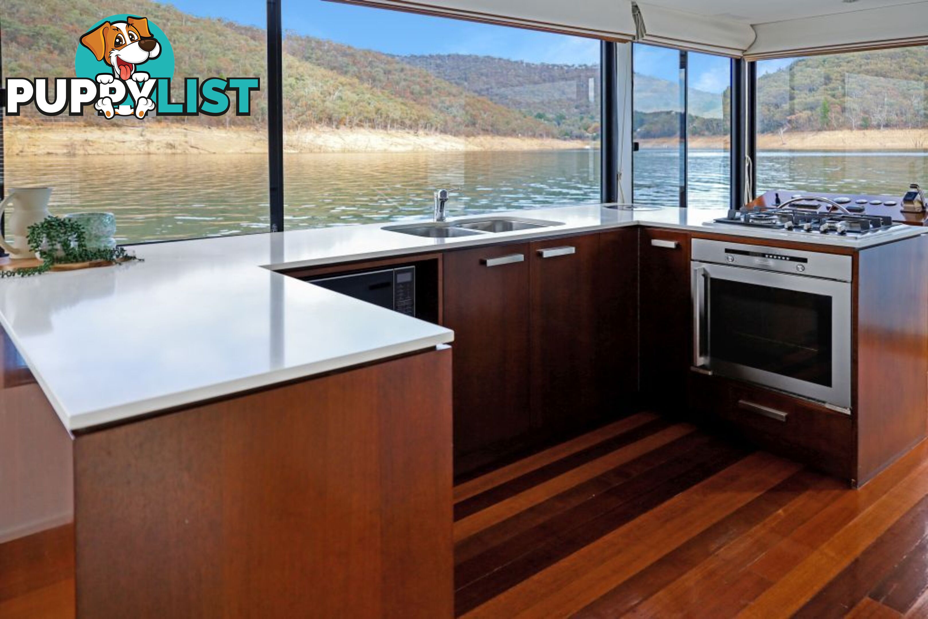 KIK BAK Houseboat Holiday Home on Lake Eildon