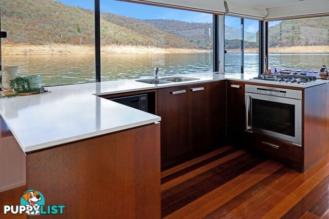 KIK BAK Houseboat Holiday Home on Lake Eildon
