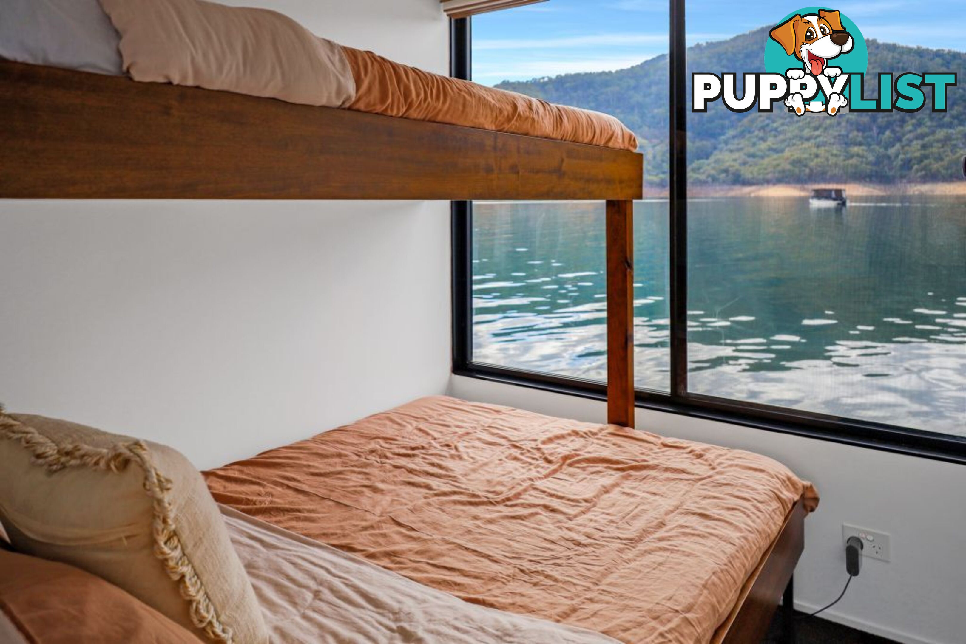 KIK BAK Houseboat Holiday Home on Lake Eildon