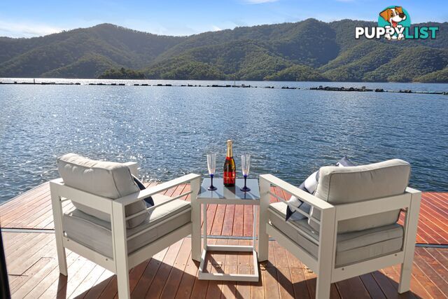 Boomerang Houseboat Holiday Home on Lake Eildon