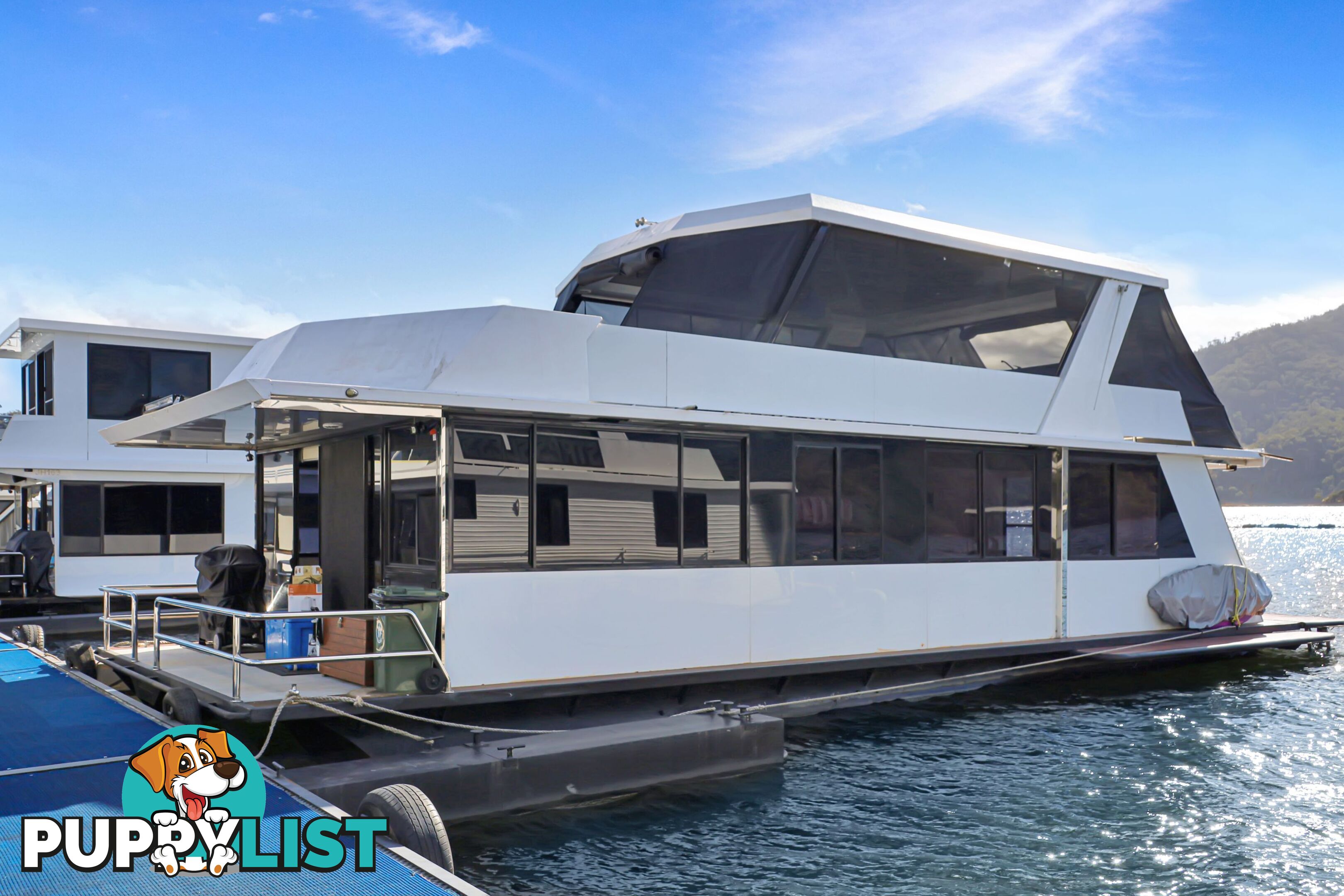 Boomerang Houseboat Holiday Home on Lake Eildon