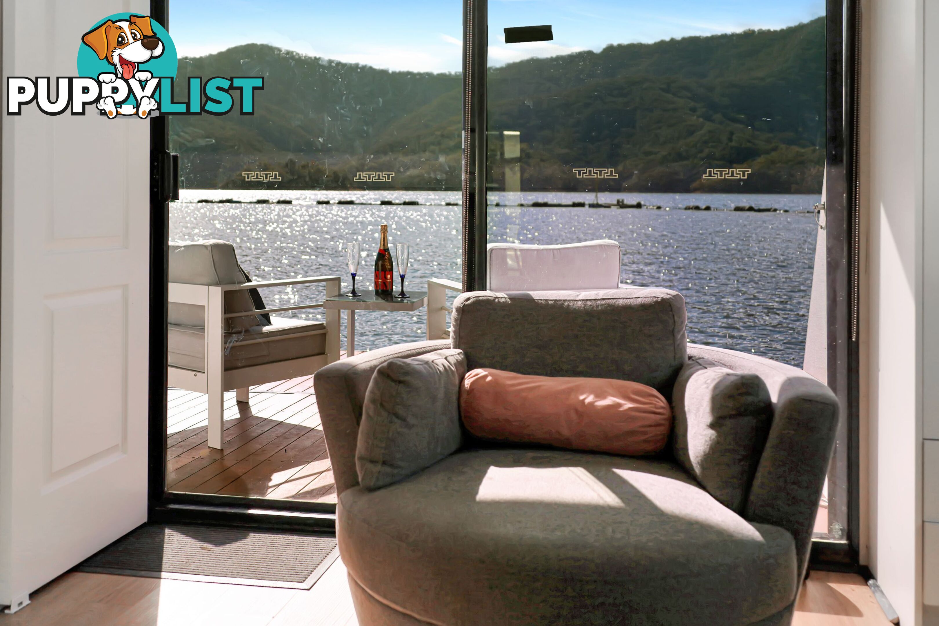 Boomerang Houseboat Holiday Home on Lake Eildon