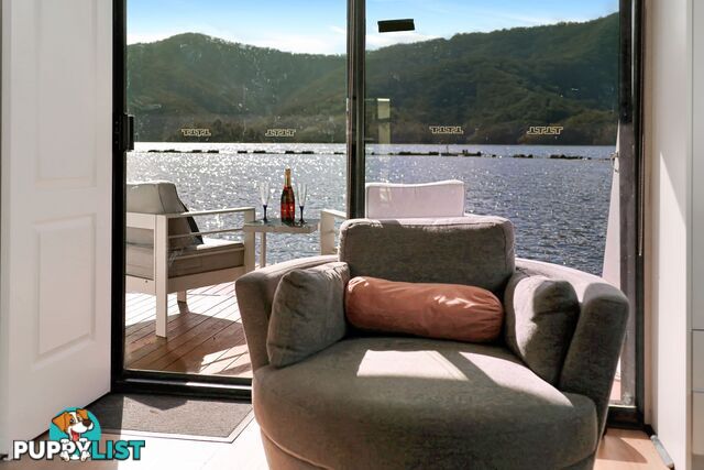 Boomerang Houseboat Holiday Home on Lake Eildon