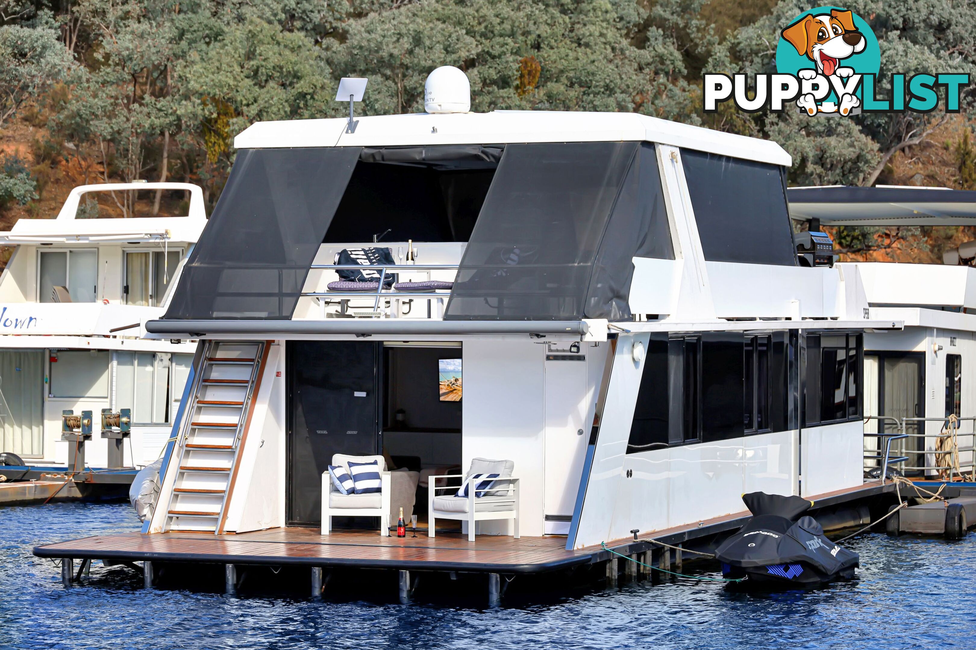 Boomerang Houseboat Holiday Home on Lake Eildon