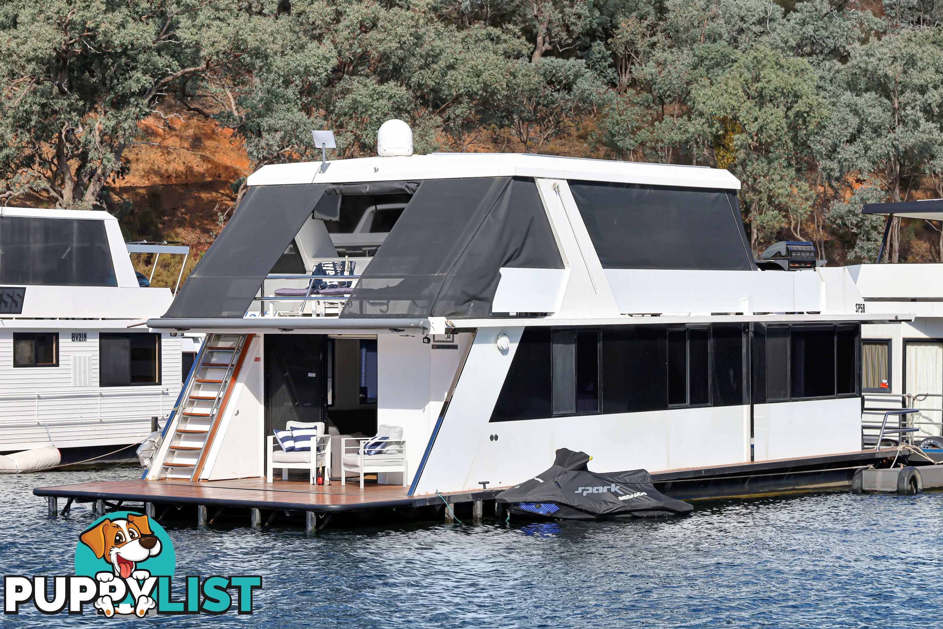 Boomerang Houseboat Holiday Home on Lake Eildon