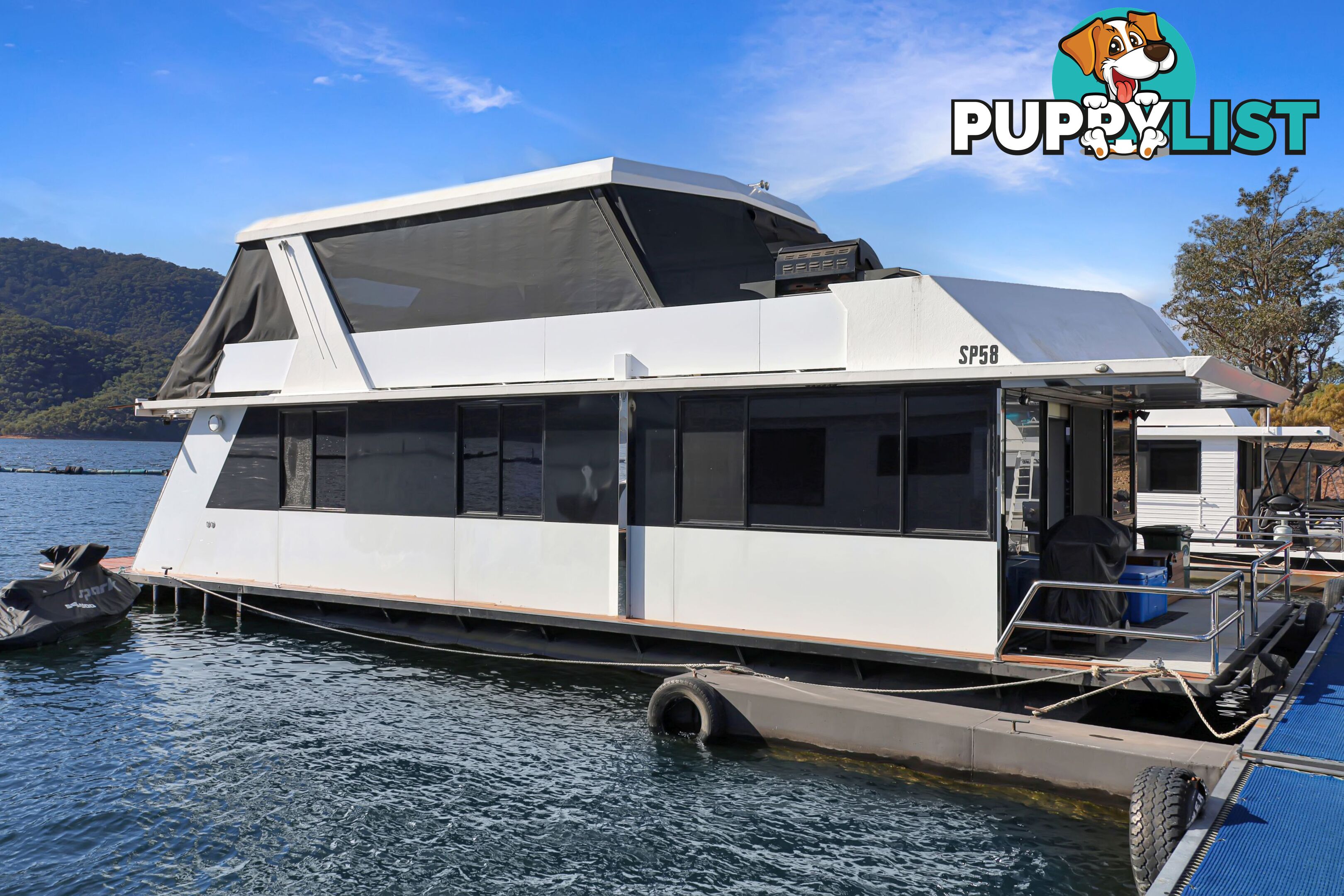 Boomerang Houseboat Holiday Home on Lake Eildon