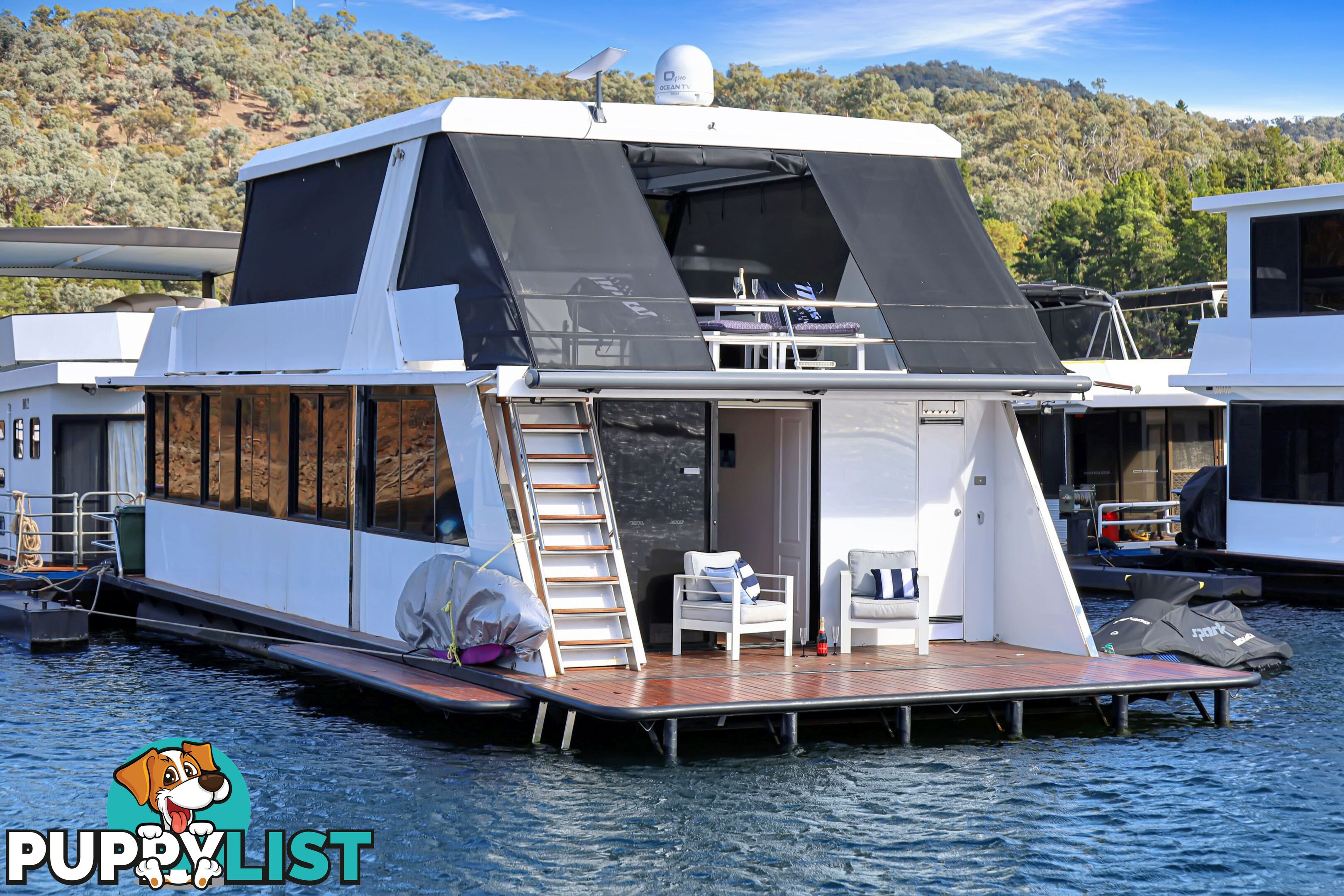 Boomerang Houseboat Holiday Home on Lake Eildon