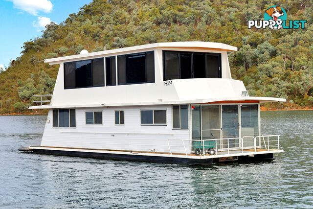 Dayz Off Houseboat Holiday Home on Lake Eildon