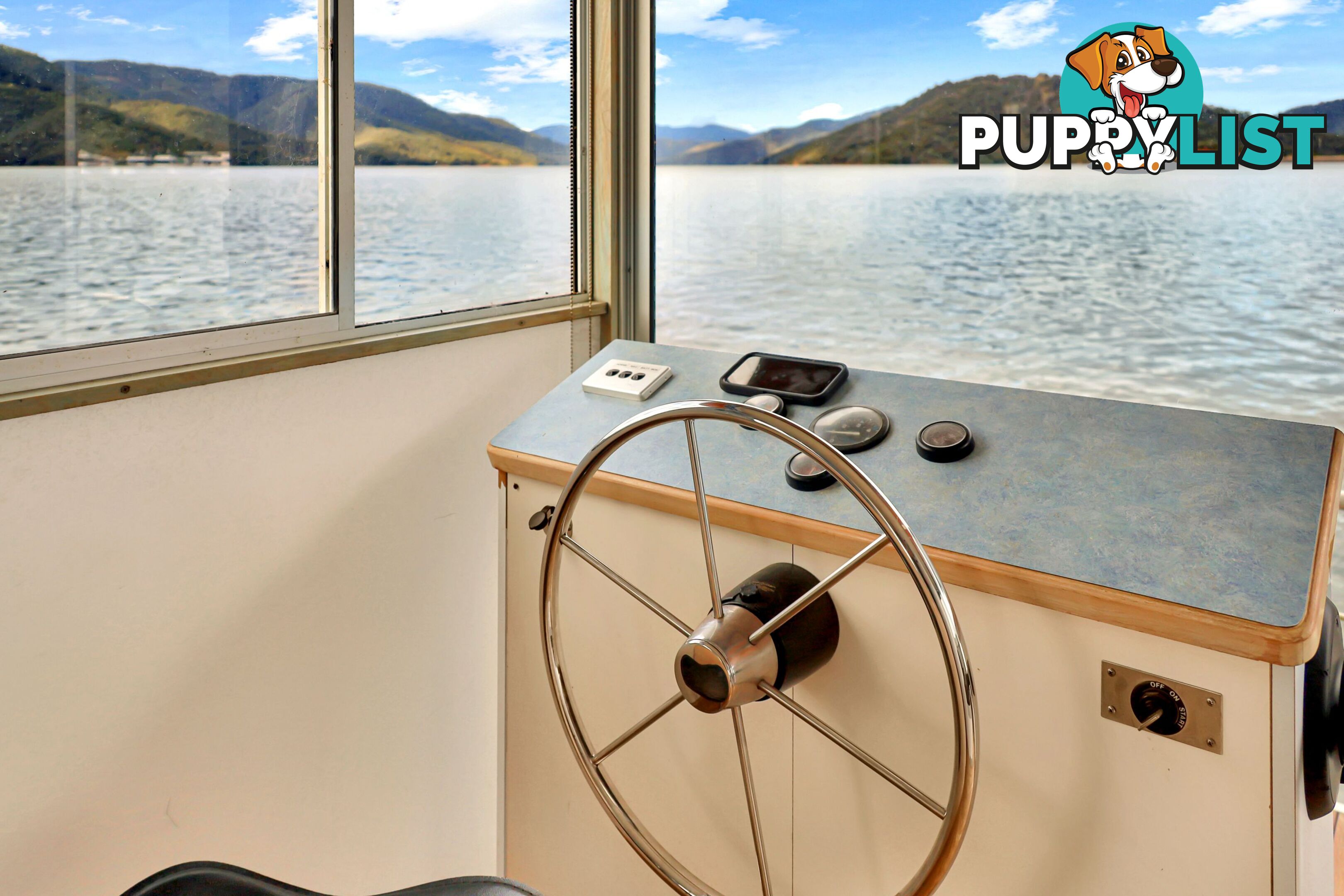 Dayz Off Houseboat Holiday Home on Lake Eildon