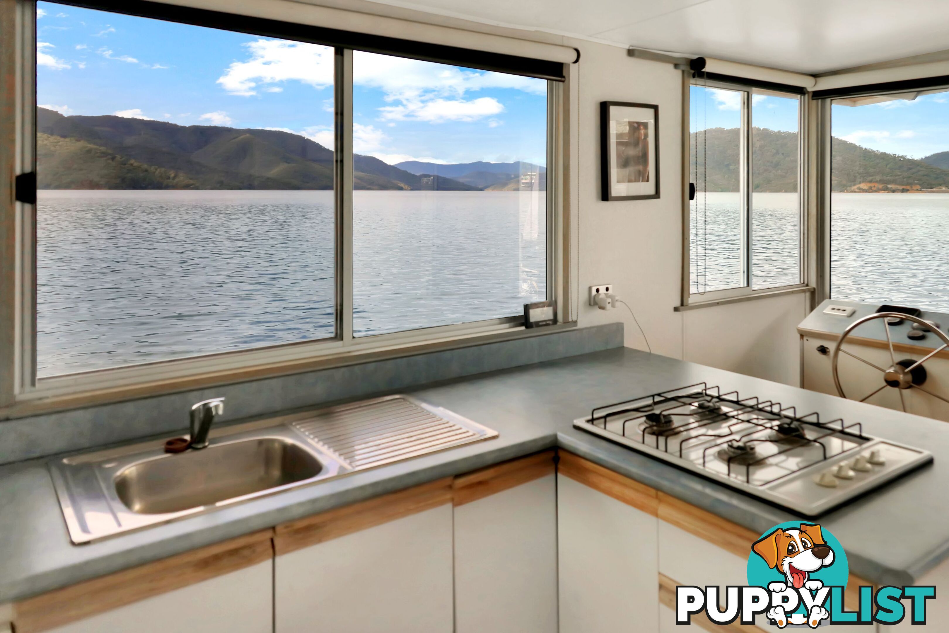 Dayz Off Houseboat Holiday Home on Lake Eildon