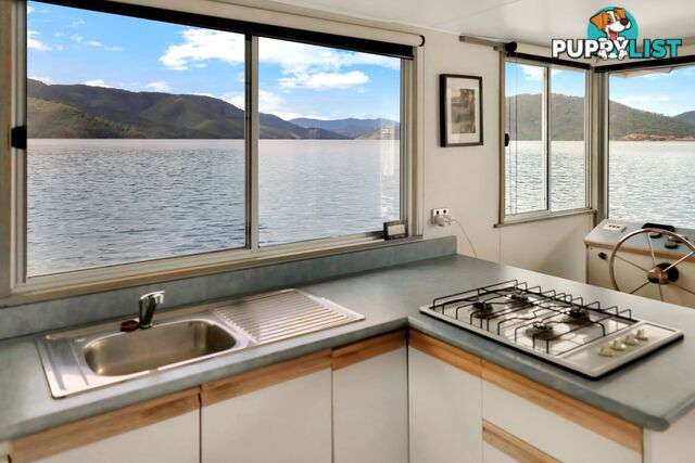 Dayz Off Houseboat Holiday Home on Lake Eildon