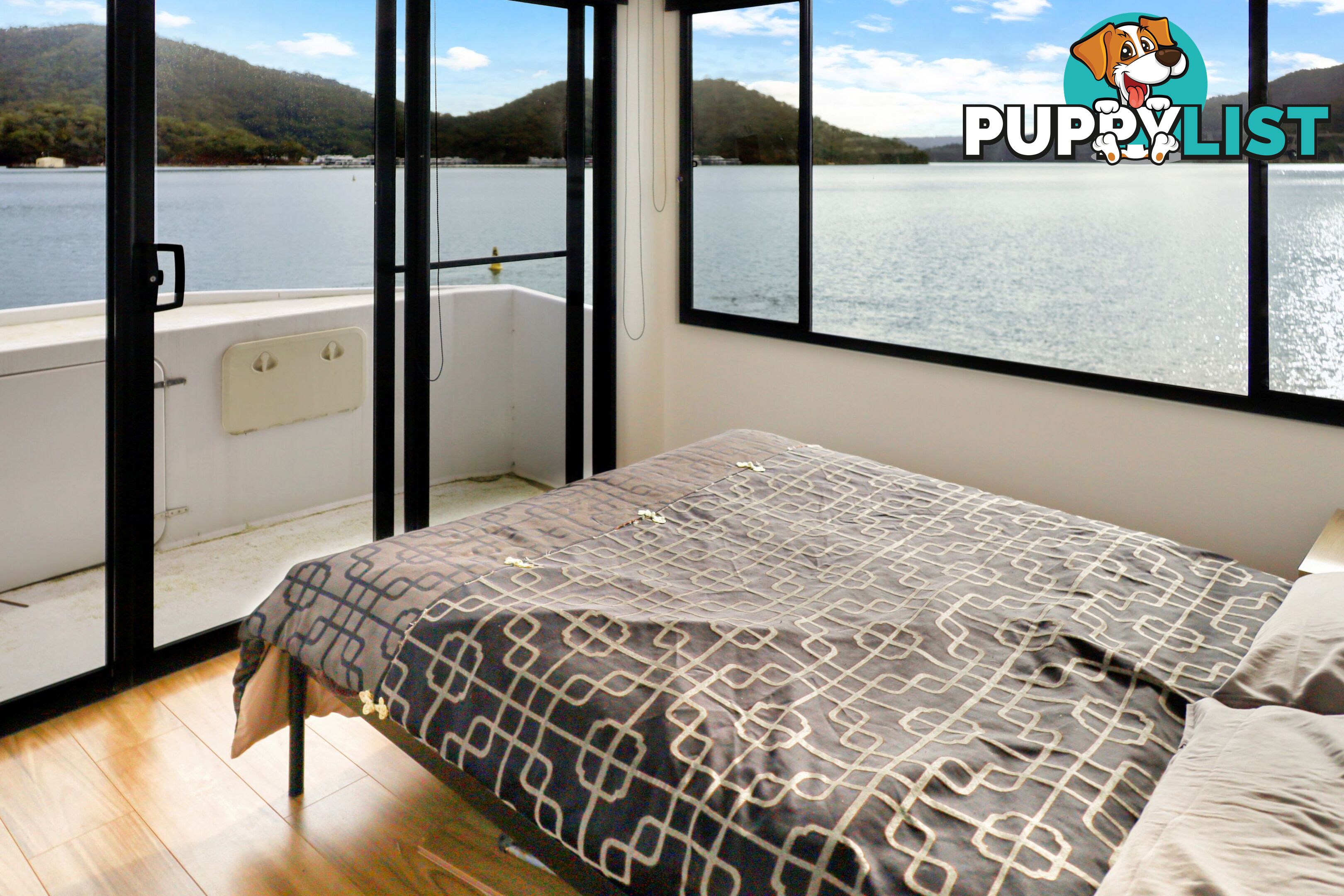 Dayz Off Houseboat Holiday Home on Lake Eildon