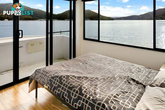 Dayz Off Houseboat Holiday Home on Lake Eildon