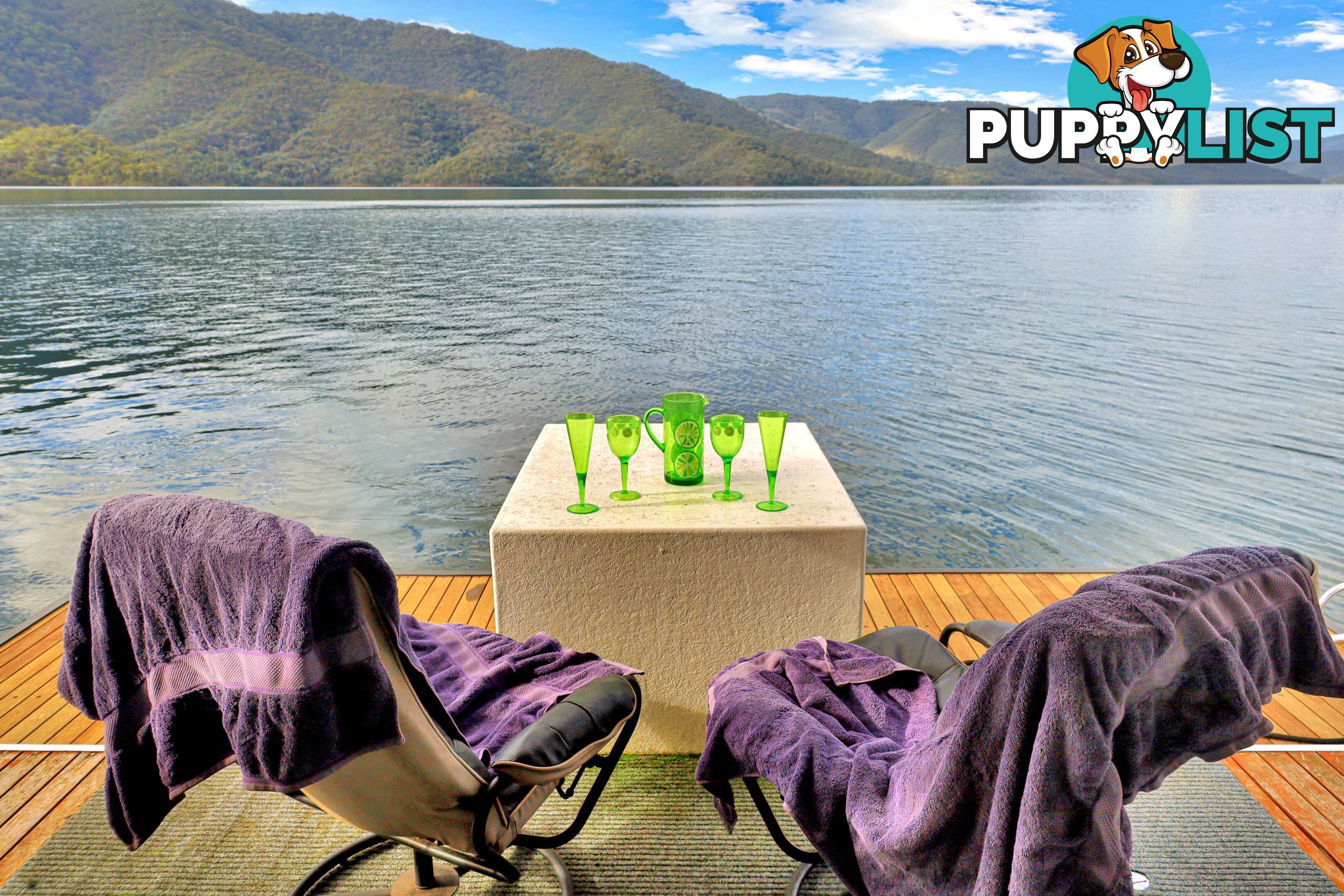 Dayz Off Houseboat Holiday Home on Lake Eildon