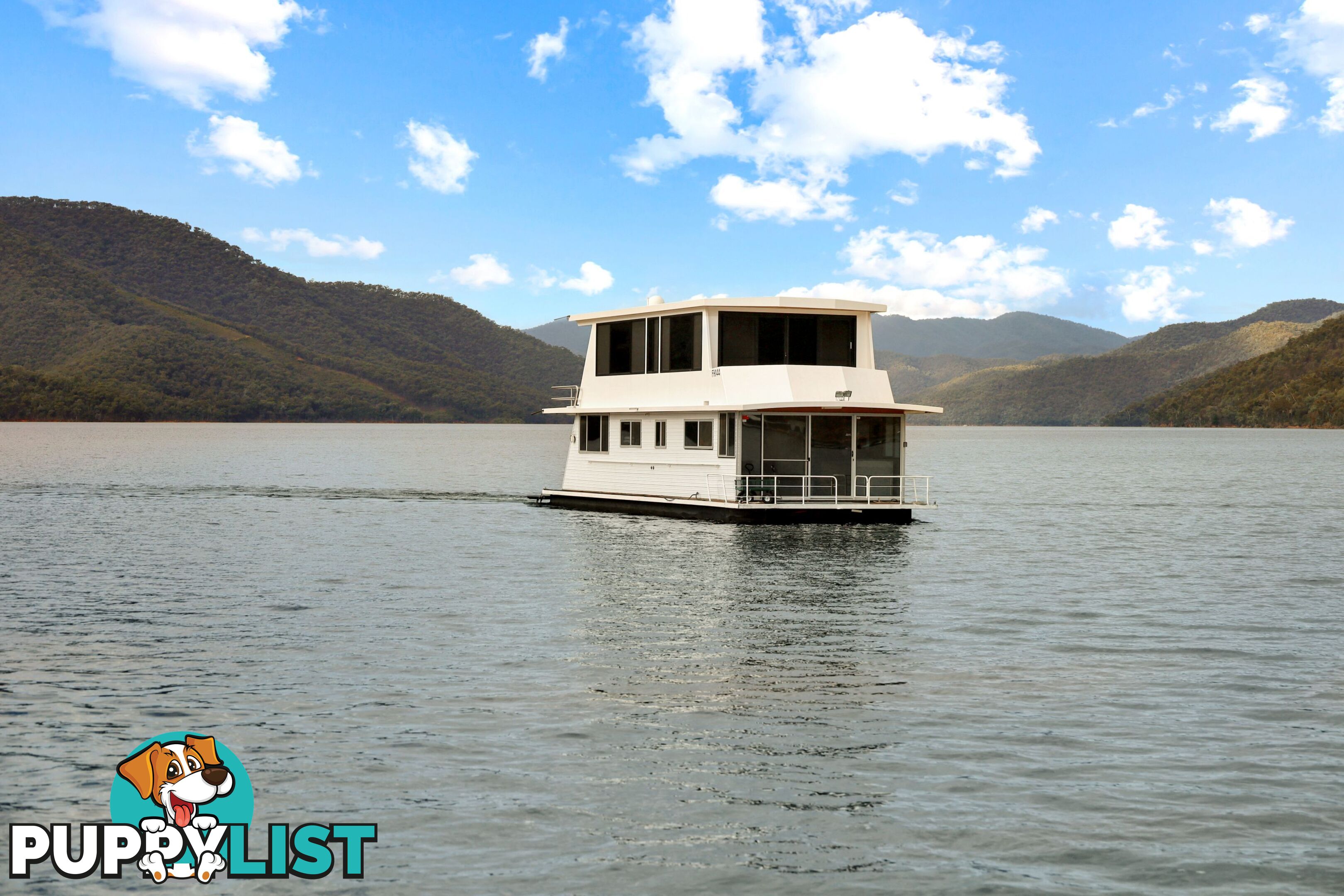 Dayz Off Houseboat Holiday Home on Lake Eildon