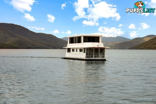 Dayz Off Houseboat Holiday Home on Lake Eildon