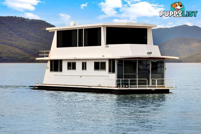 Dayz Off Houseboat Holiday Home on Lake Eildon