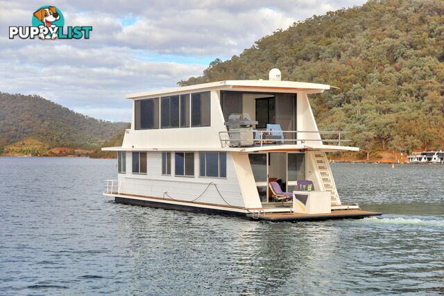 Dayz Off Houseboat Holiday Home on Lake Eildon