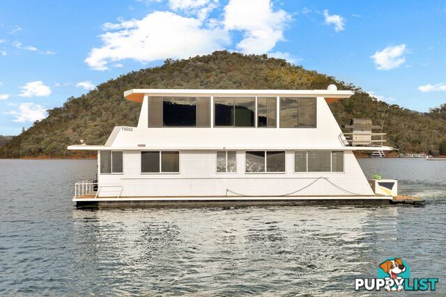 Dayz Off Houseboat Holiday Home on Lake Eildon