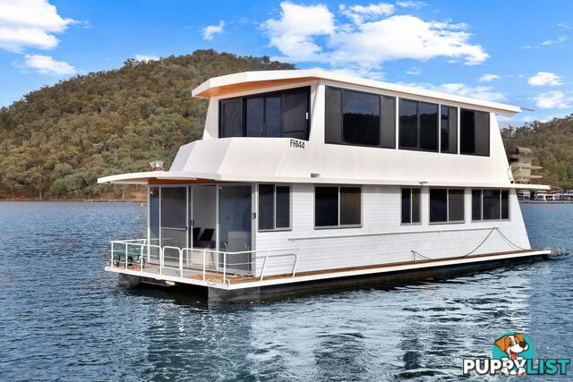 Dayz Off Houseboat Holiday Home on Lake Eildon