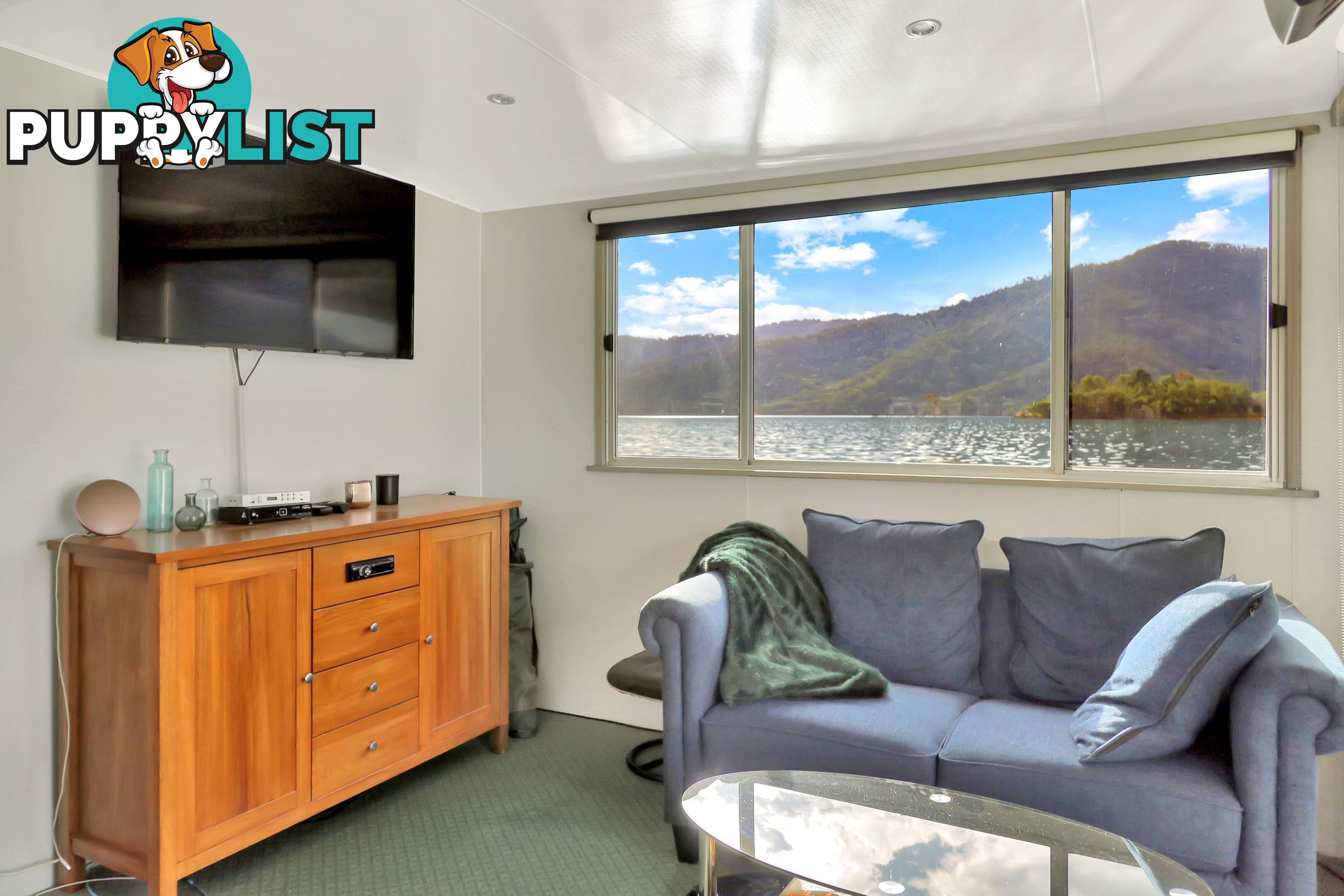 Dayz Off Houseboat Holiday Home on Lake Eildon