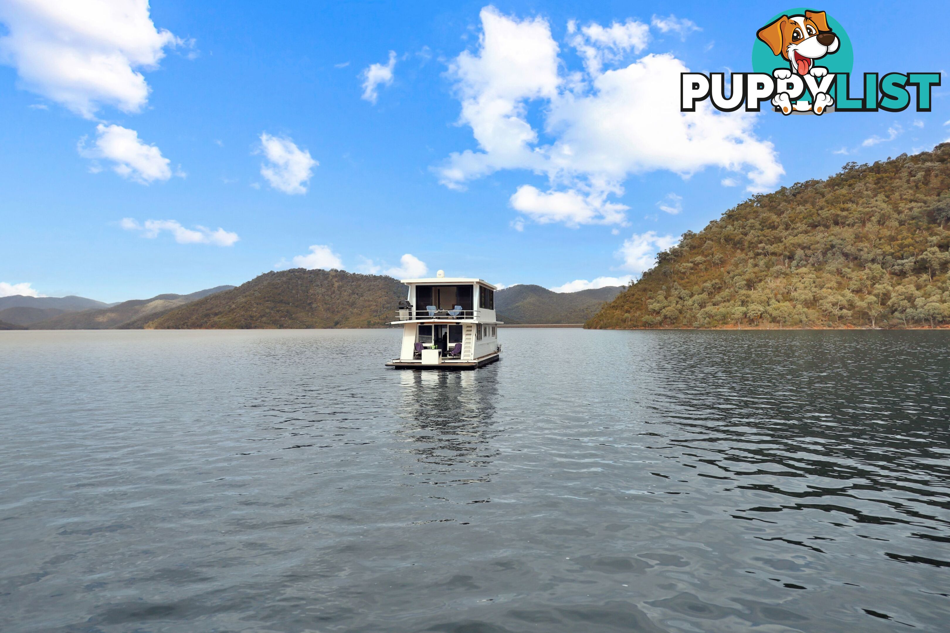 Dayz Off Houseboat Holiday Home on Lake Eildon